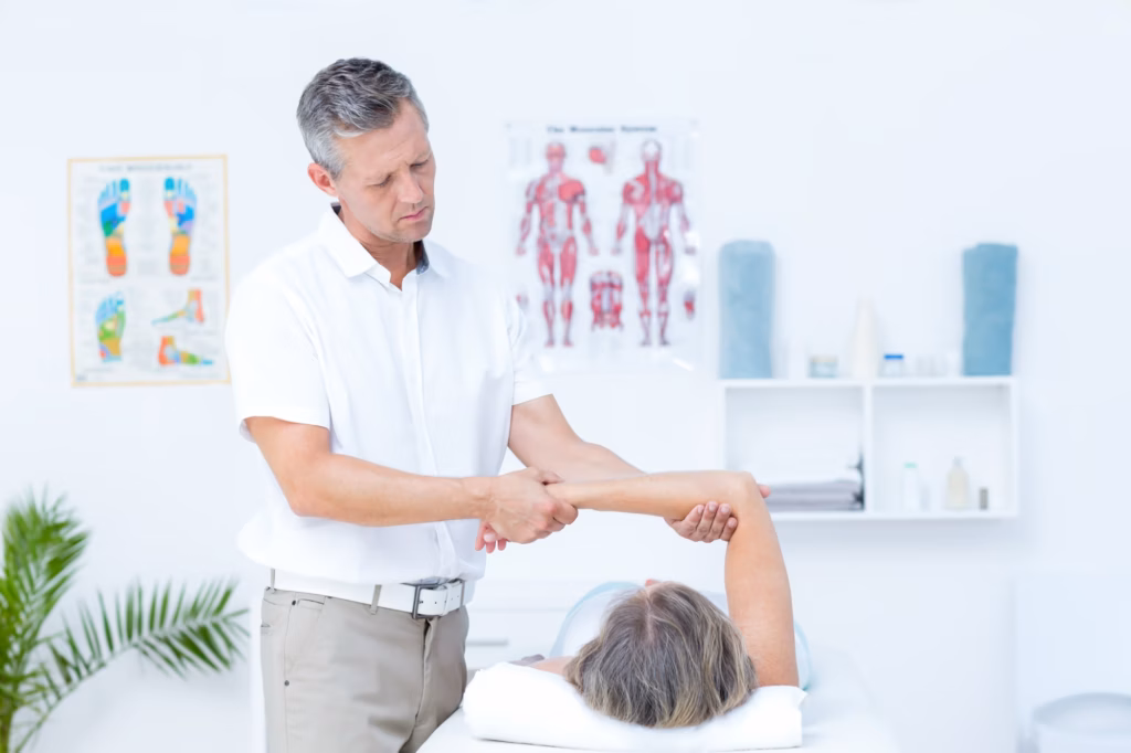 Ein Orthopäde behandelt eine Patientin.