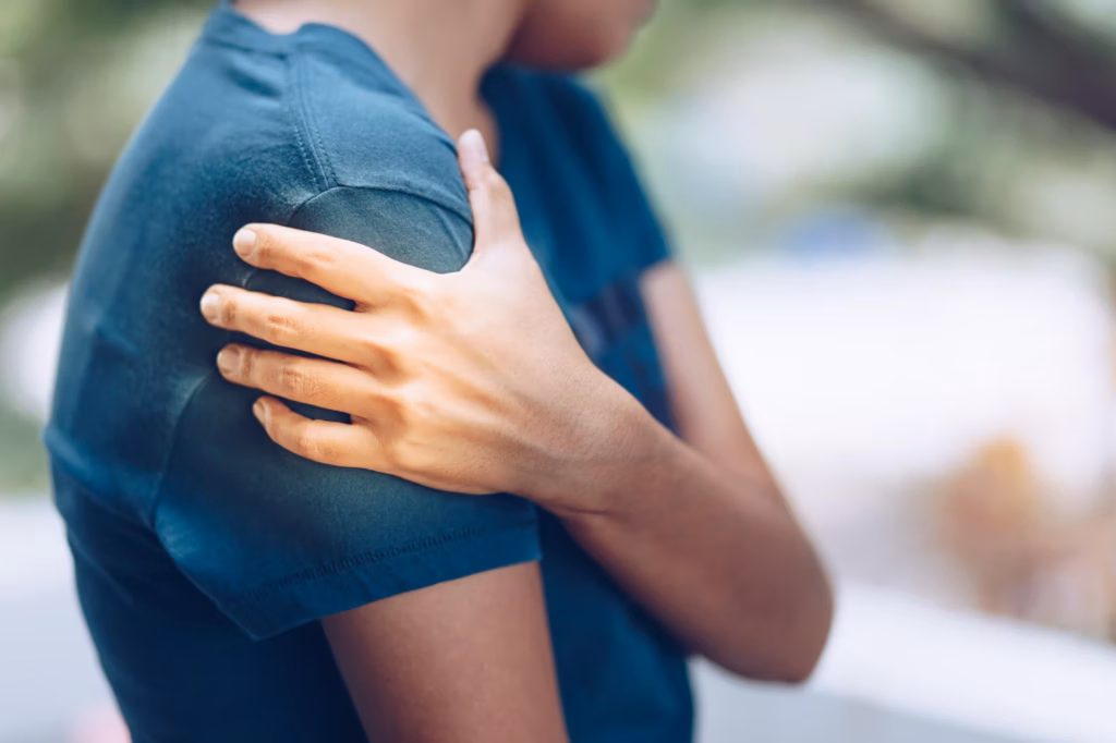 Darstellung eines Mannes mit Schulterschmerzen – ein Fall für den Orthopäden in Montabaur.