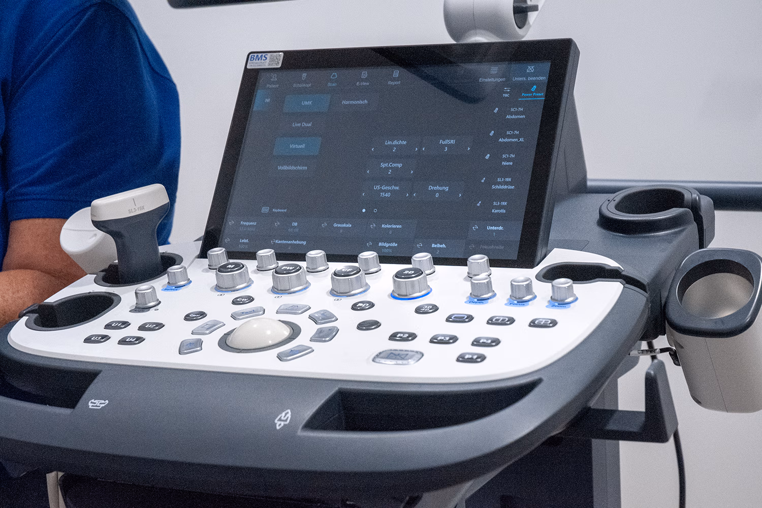 Diagnostik und Behandlung von Sportverletzungen Ein Ultraschallgerät, das zur Diagnose und Behandlung von Sportverletzungen beim MVZ Zimmermann verwendet wird.