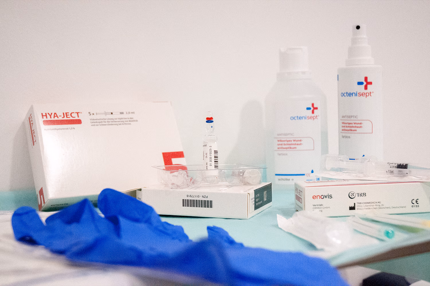 Medizinische Utensilien für die Hyaluron Therapie – eine Option für Arthrose im Knie.