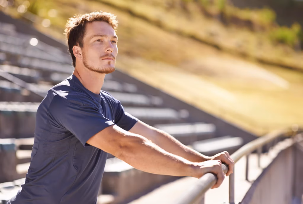 Ein Mann beim Sport bei Übungen.