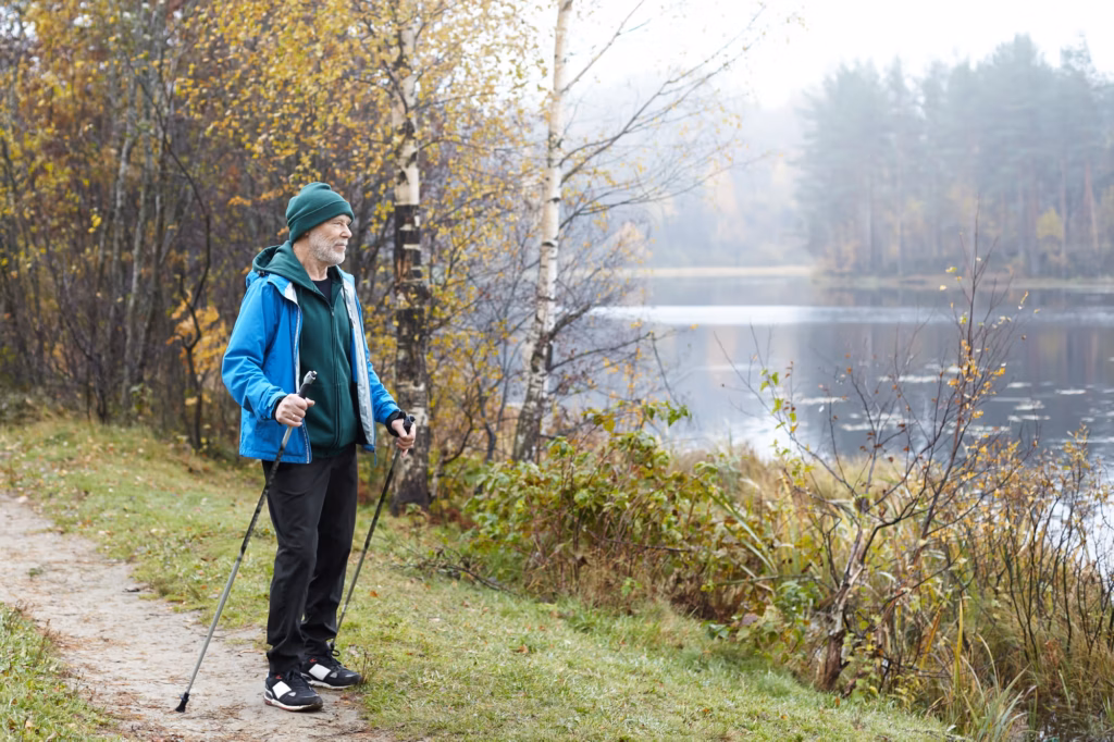 Mann mit Nordic-Walking Equipment in der Natur.