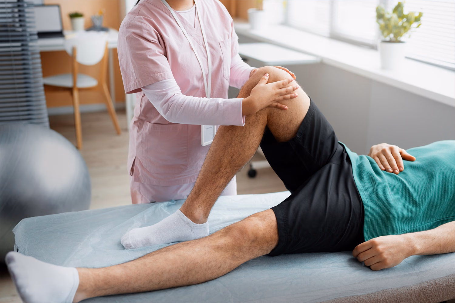 Physiotherapie bei Kniebeschwerden Ein Patient bei der Physiotherapie mit Kniebeschwerden.