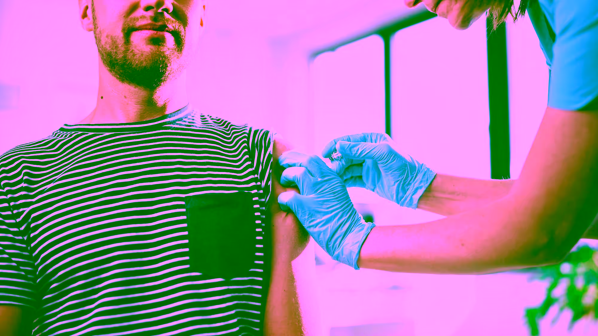 Ein Patient wird geimpft.