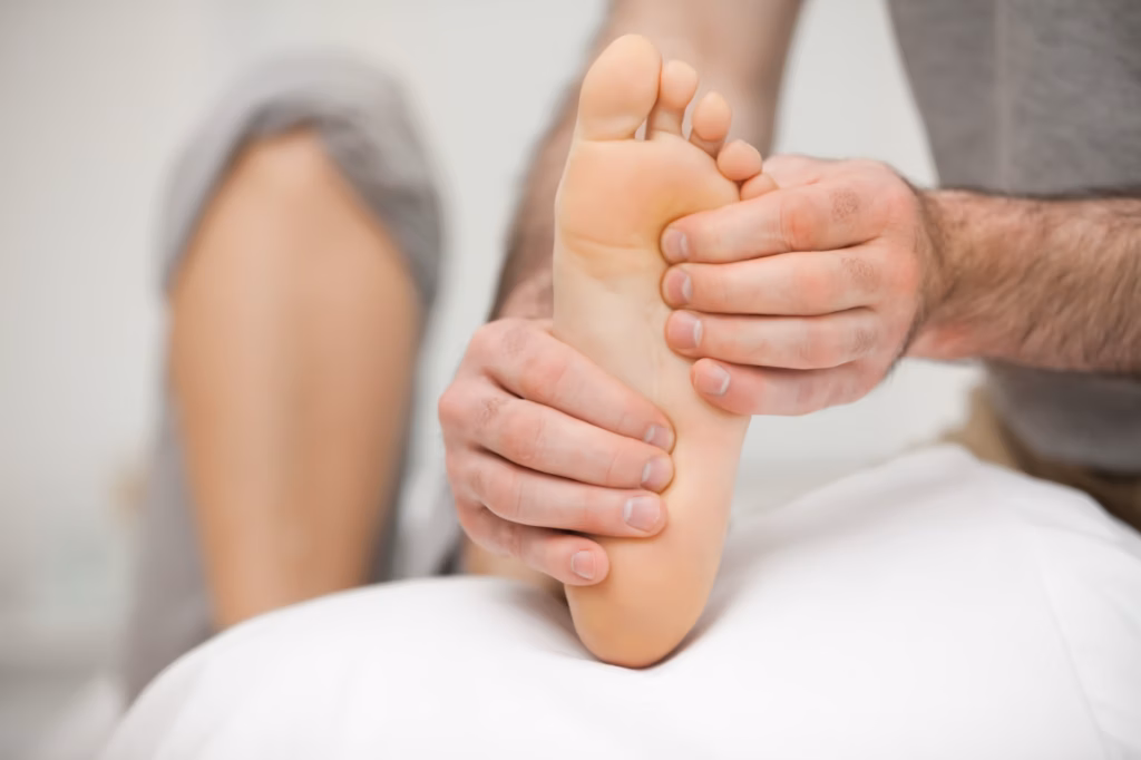 Eine Frau zur Behandlung des Fersensporns bei einem Orthopäden.