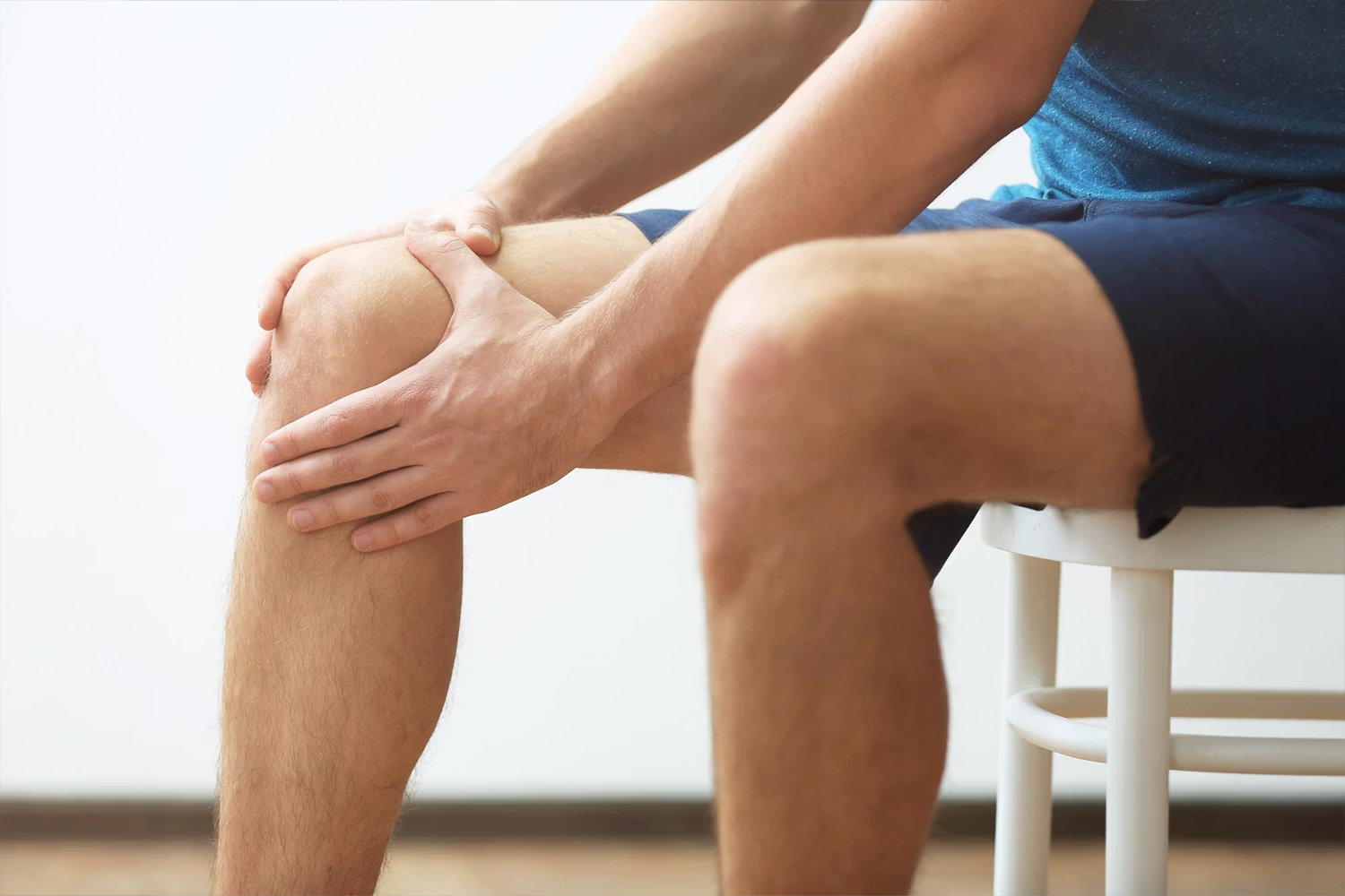 Wann wird Hyaluronsäure eingesetzt Ein Patient mit Knieschmerzen beim Orthopäden.