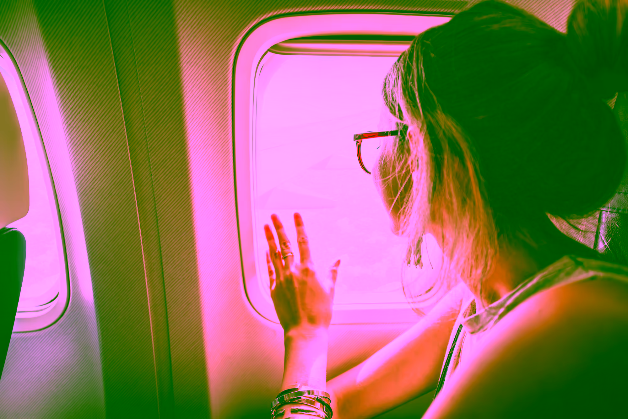 Eine Passagierin auf einem internationalen Flug nach Fernost.
