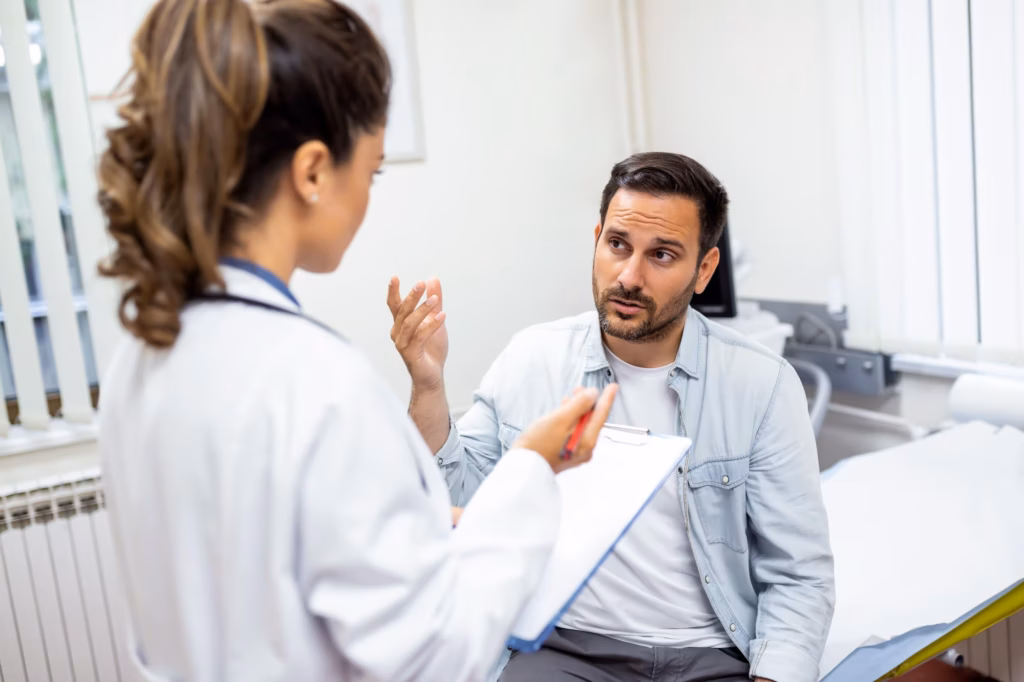 Ein Patient wird vom Hausarzt zum Check-up 35 untersucht.