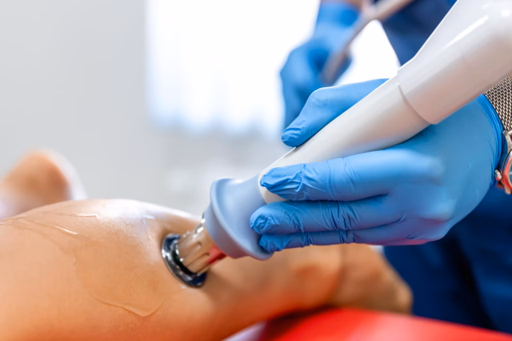 Die orthopädische Anwendung der Stoßwellentherapie an einer Patientin.